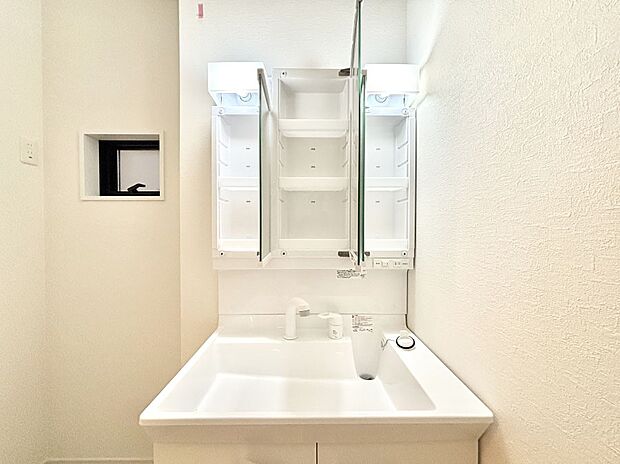 【その他設備(三面鏡裏収納)】三面鏡の裏に、化粧品や衛生用品などを収納可能。洗面台をすっきりと保ちます！