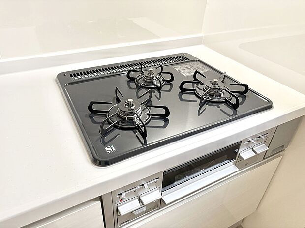 【その他設備(Ｓｉセンサーコンロ)】ガスコンロはＳｉセンサー搭載。火力調節や焦げ付き・消し忘れも防いでくれます。