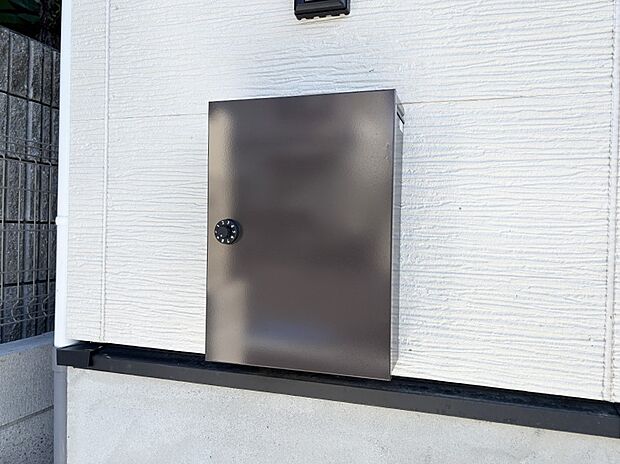 【その他現地】シンプルデザインのポスト。