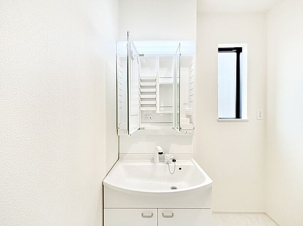 【その他設備(三面鏡裏収納)】三面鏡の裏に、化粧品や衛生用品などを収納可能。洗面台をすっきりと保ちます！