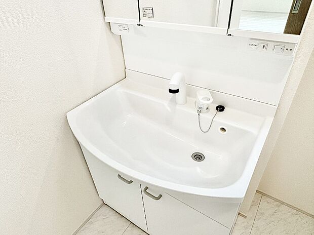 【その他設備(ハンドシャワー水栓)】ハンドシャワー付き！使いやすい洗面台。