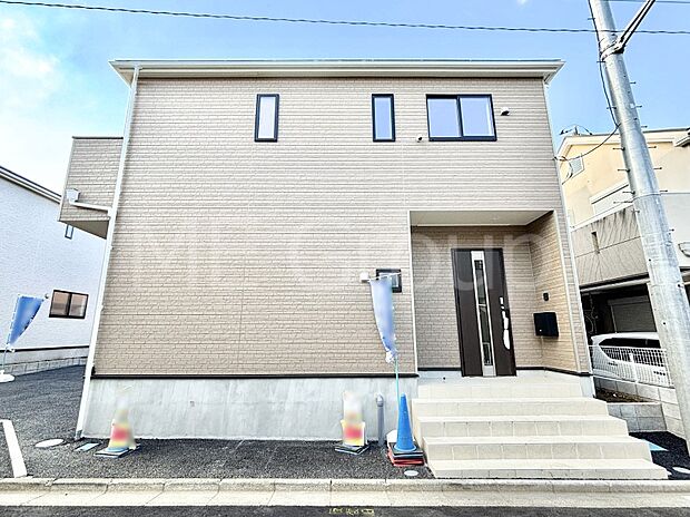 【現地外観写真】たっぷりの陽光と開放感に包まれる明るい住まい  