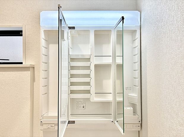 【その他設備(三面鏡裏収納)】三面鏡の裏に、化粧品や衛生用品などを収納可能。洗面台をすっきりと保ちます！