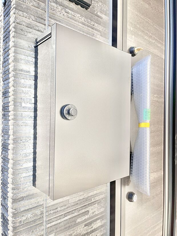 【その他現地】シンプルデザインのポスト。