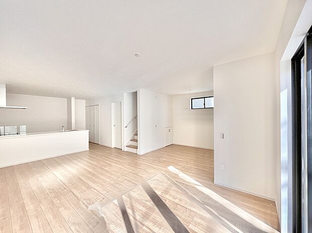 【ダイニング】明るい陽光が注ぎ、寛ぎの雰囲気に満たされるダイニング。