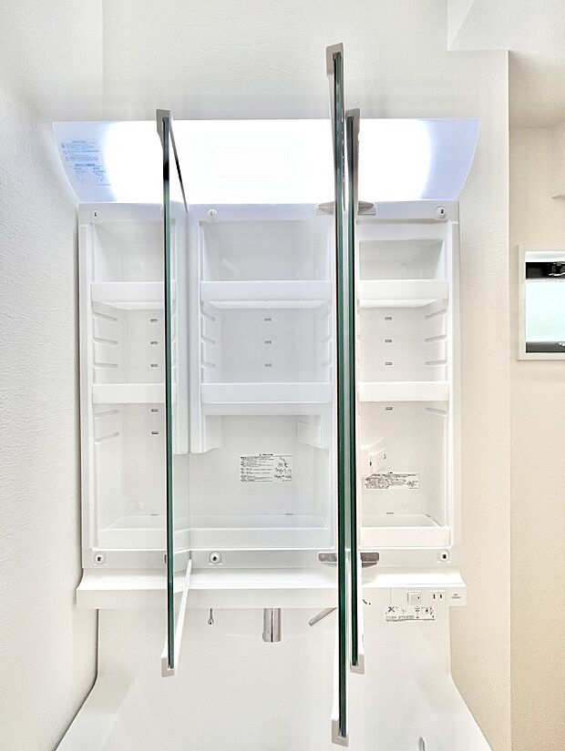 【その他設備(三面鏡裏収納)】三面鏡の裏に、化粧品や衛生用品などを収納可能。洗面台をすっきりと保ちます!