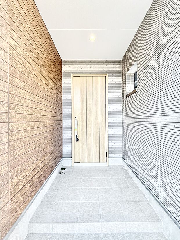 【玄関】玄関前は雨が降っても濡れにくい屋根付き