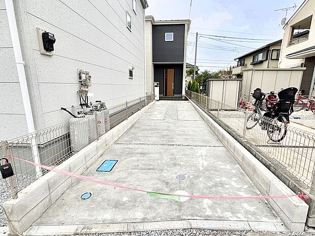 【駐車場】駐車2台可能!急なお客様の駐車に。また、ご家族の自転車スペースとしても大活躍。