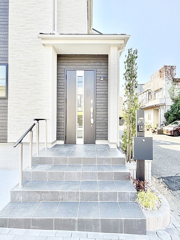 【玄関】玄関前は雨が降っても濡れにくい屋根付き