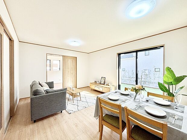 【リビング】大きな窓からたっぷりの陽光と風を感じられるリビング