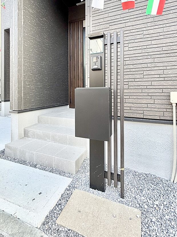 【その他現地】シンプルデザインのポスト。