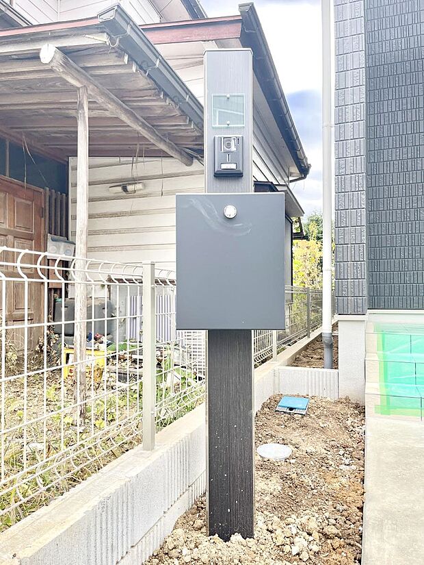 【その他現地】シンプルデザインのポスト。