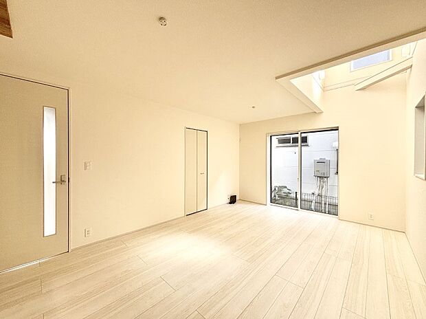 【リビングダイニング】大きな窓からたっぷりの陽光と風を感じられるリビング