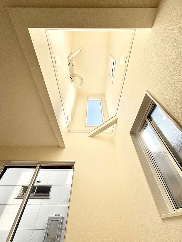 【その他設備(吹き抜け)】明るい日差しが差し込む吹き抜け設計