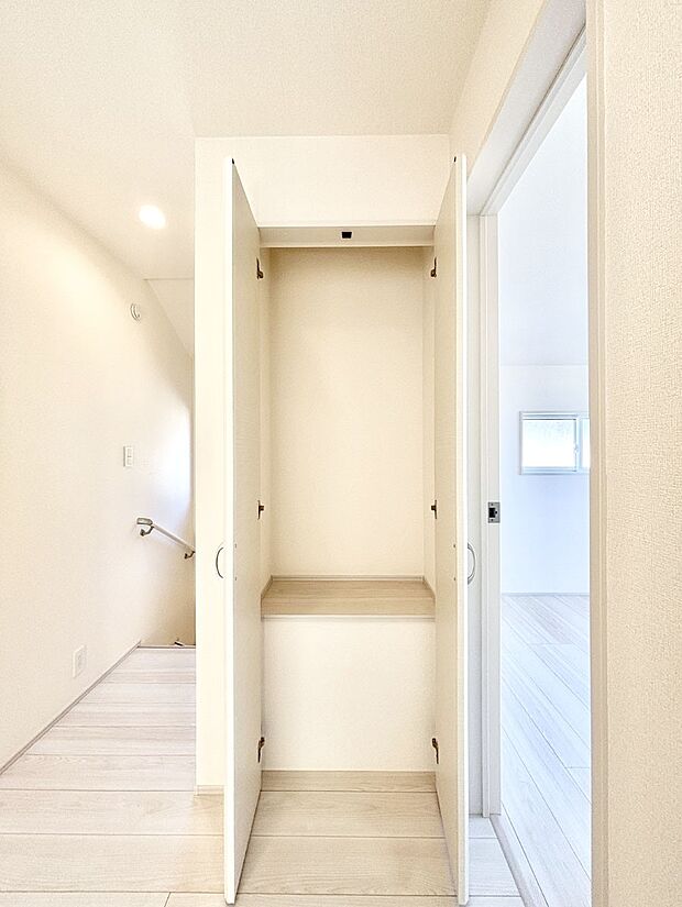 【その他設備(廊下収納)】廊下収納。掃除道具や季節の小物を収納することができます。