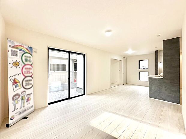 【リビングダイニング】大きな窓からたっぷりの陽光と風を感じられるリビング