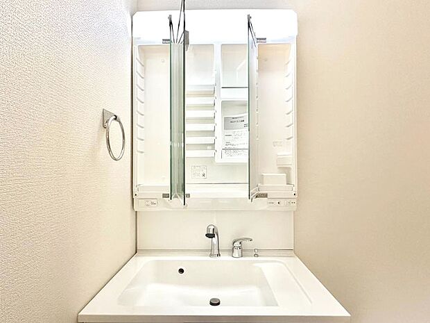 【その他設備(三面鏡裏収納)】三面鏡の裏に、化粧品や衛生用品などを収納可能。洗面台をすっきりと保ちます!