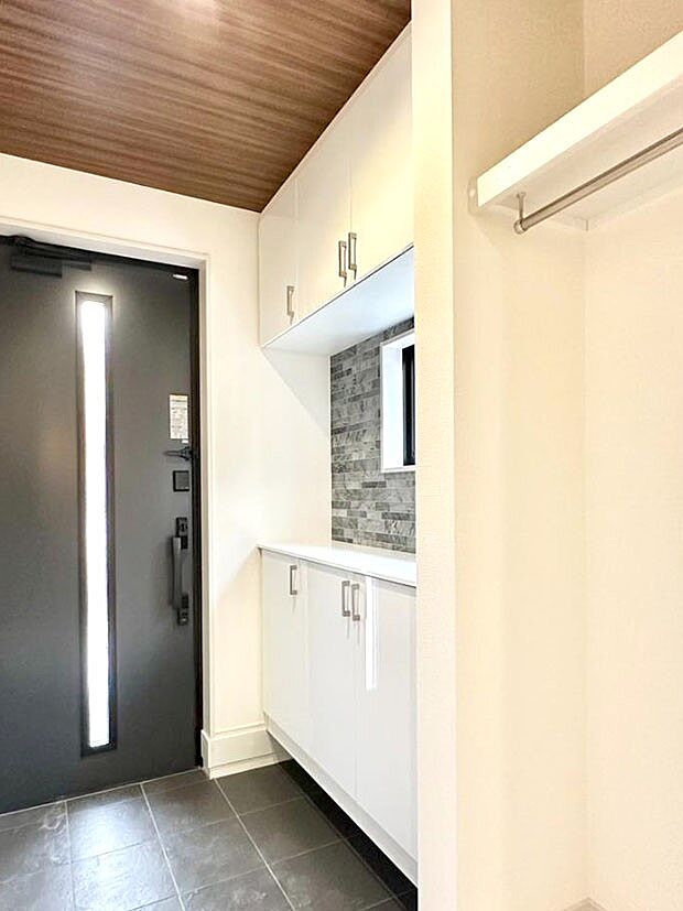 【その他設備(シューズボックス)】たっぷり収納できるシューズボックスで家族全員の靴も、玄関すっきり。