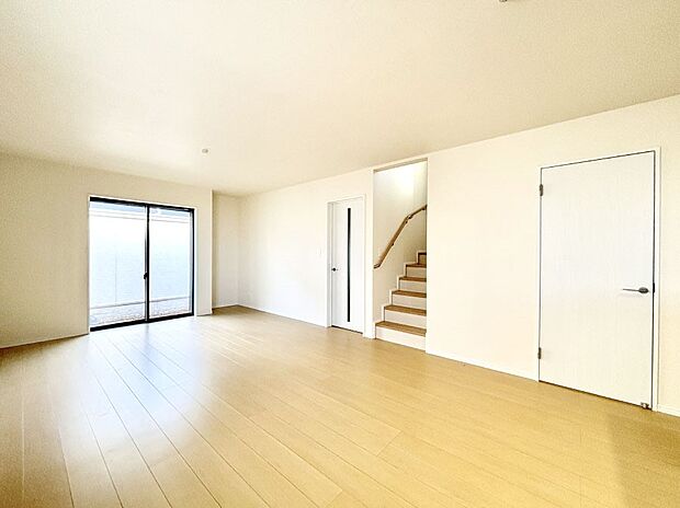 【ダイニング】リビング階段が家族の笑顔と会話をつないでくれます  