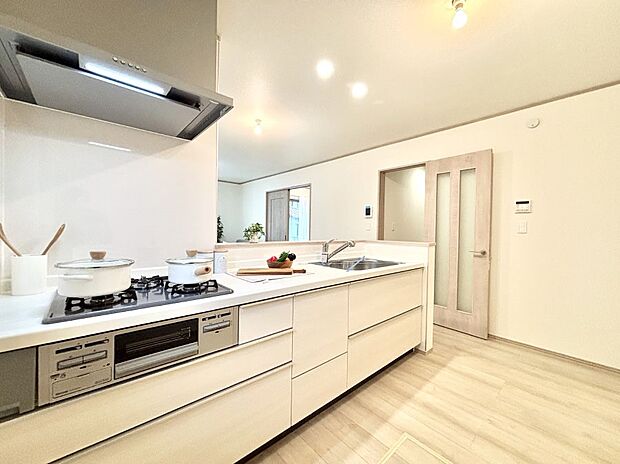 【ダイニングキッチン】料理をしながらでもご家族との会話を楽しめる対面キッチン