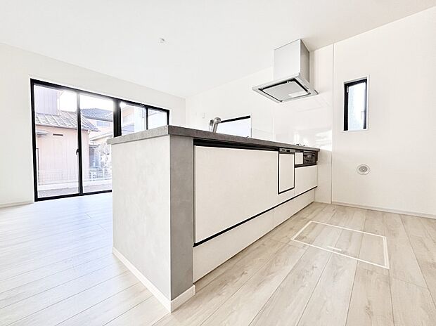 【ダイニングキッチン】料理をしながらご家族との会話を楽しめる対面カウンターキッチン