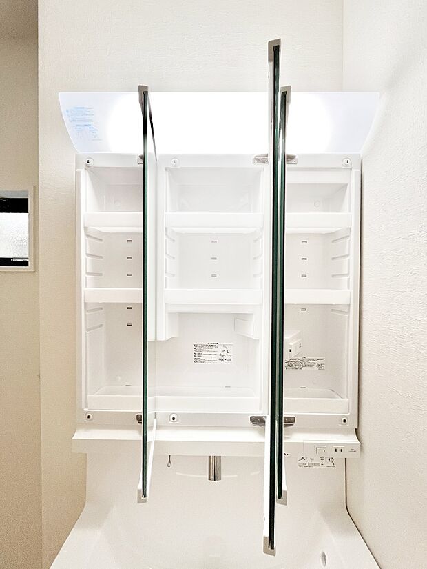 【その他設備(三面鏡裏収納)】三面鏡の裏に、化粧品や衛生用品などを収納可能。洗面台をすっきりと保ちます！