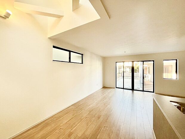 【ダイニング】家族の笑顔が自然と生まれてくる、そんな雰囲気のダイニングに仕上がっています。