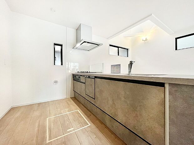 【ダイニングキッチン】料理をしながらご家族との会話を楽しめる対面カウンターキッチン