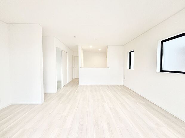 【リビングダイニング】明るい陽光が注ぎ、寛ぎの雰囲気に満たされるリビング・ダイニング。