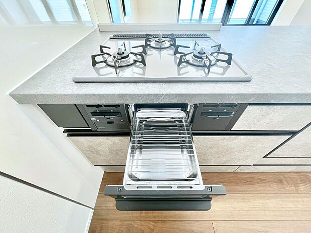 【その他設備(Siセンサーコンロ)】ガスコンロはSiセンサー搭載。火力調節や焦げ付き・消し忘れも防いでくれます。