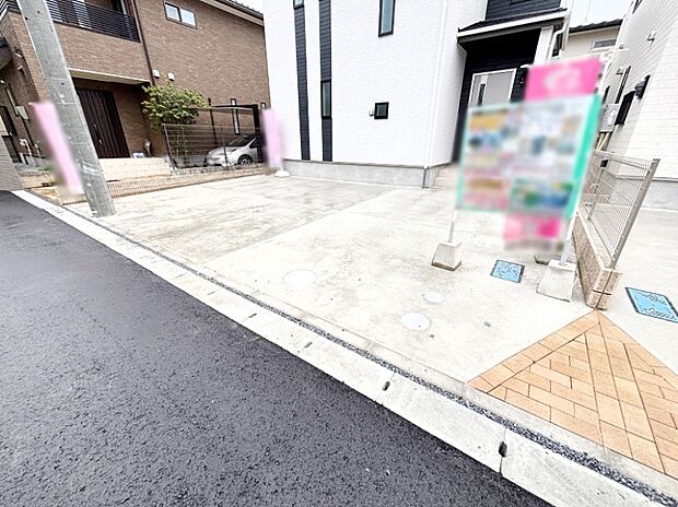 【駐車場】車の出し入れスムーズ!並列駐車2台分のカースペース付きです。