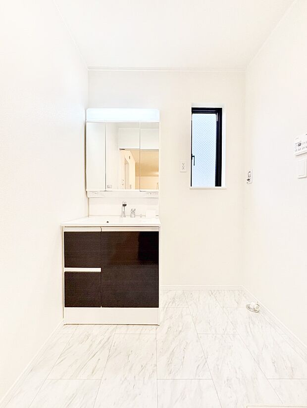 【洗面台・洗面所】三面鏡キャビネット・シャワー付き洗面化粧台で忙しい朝の身支度もスムーズに!