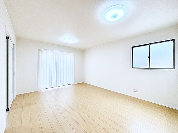 【リビングダイニング】明るい陽光が注ぎ、寛ぎの雰囲気に満たされるリビング・ダイニング。 