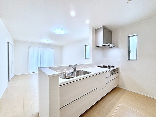 【ダイニングキッチン】カウンター越しに楽しいおしゃべり。いつものお料理がもっと美味しくなりそうですね。 