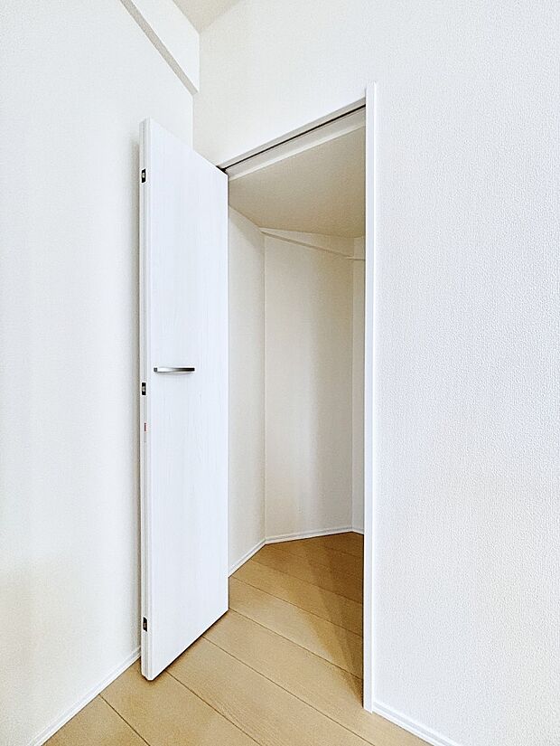 【その他設備(パントリー)】キッチンにはパントリー！食材のストックはもちろん、日用品の収納など使い方はいろいろ！