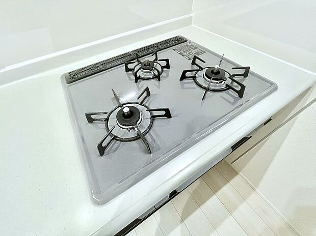 【その他設備(Siセンサーコンロ)】ガスコンロはSiセンサー搭載。火力調節や焦げ付き・消し忘れも防いでくれます。