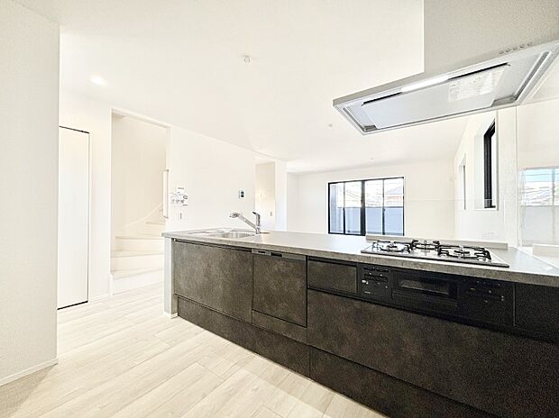 【キッチン】ゆとりあるキッチンではご家族と楽しくお料理ができます。