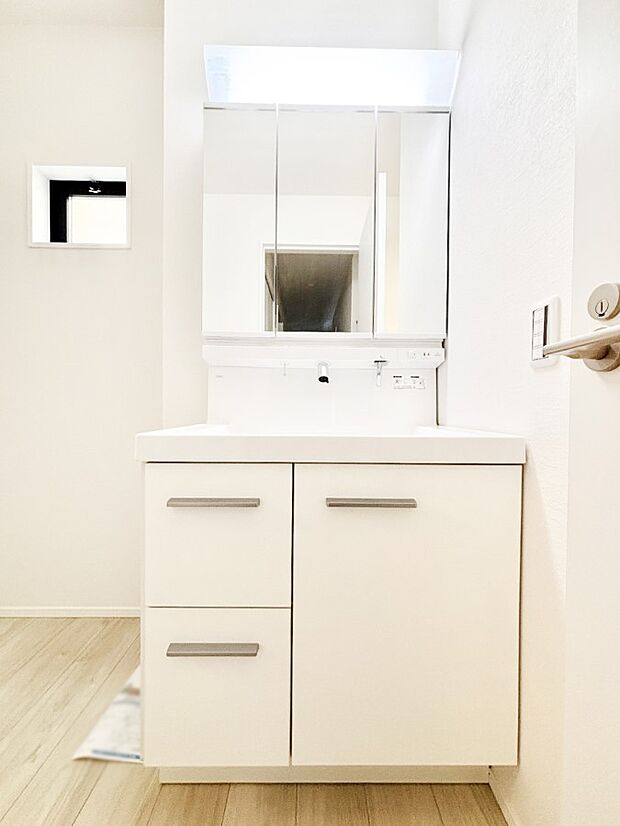 【洗面台・洗面所】スタイリングに便利な三面鏡、ミラーキャビネットで細かい物スッキリ