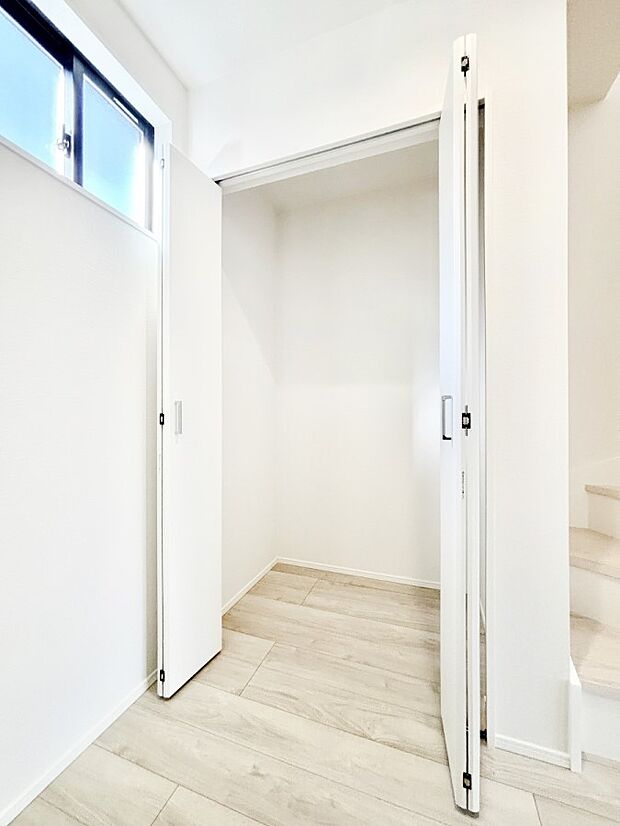 【その他設備(キッチン横収納)】食材のストックはもちろん、日用品の収納など使い方はいろいろ