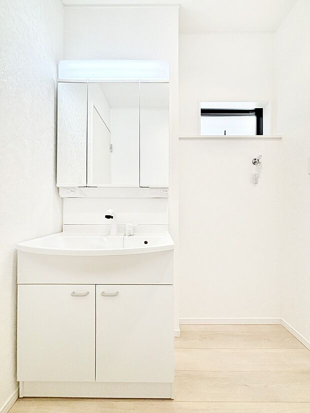 【洗面台・洗面所】スタイリングに便利な三面鏡、ミラーキャビネットで細かい物スッキリ