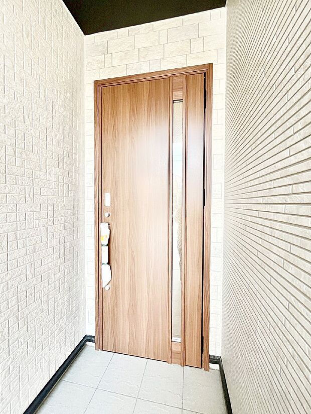 【玄関】玄関前は雨が降っても濡れにくい屋根付き