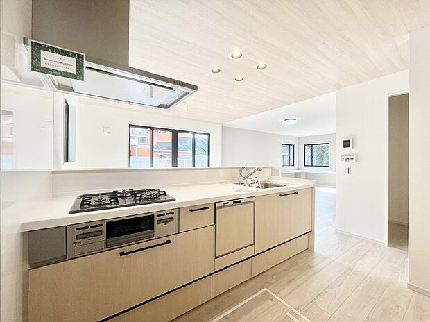 【ダイニングキッチン】料理をしながらでもご家族との会話を楽しめる対面キッチン