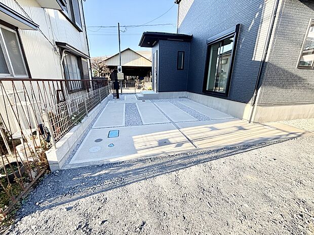 【駐車場】駐車2台可能！急なお客様の駐車に。また、ご家族の自転車スペースとしても大活躍。