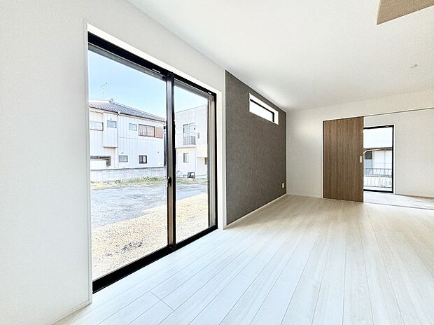 【ダイニング】大きな窓からたっぷりの陽光と風を感じられるリビング  