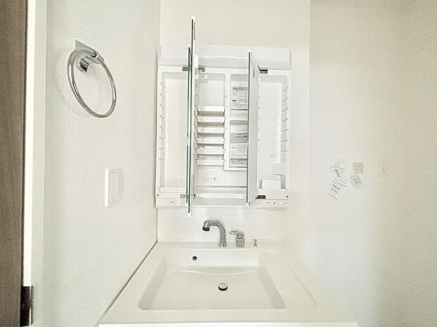 【その他設備(三面鏡裏収納)】三面鏡の裏に、化粧品や衛生用品などを収納可能。洗面台をすっきりと保ちます！