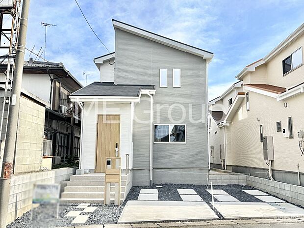 【現地外観写真】洗練された外観、上質な住空間が広がる室内は永く安心して過ごせる住居です。 