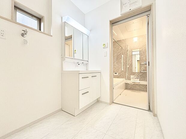【洗面台・洗面所】明るい洗面所は毎朝の身支度も楽しくできちゃいそうです。
