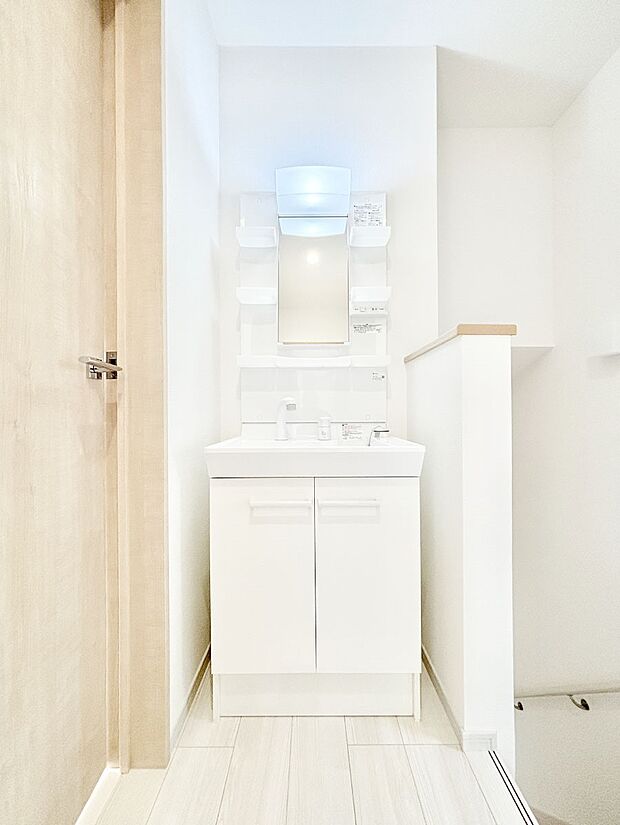 【その他設備(セカンド洗面台)】２階にセカンド洗面台を設けました。こまめに手洗いが可能です。