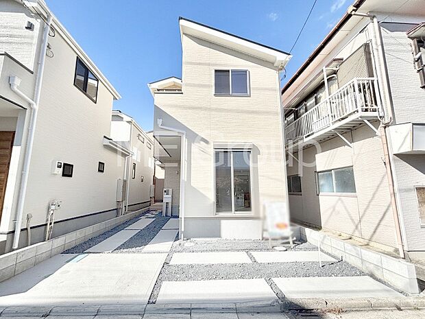 【現地外観写真】暮らしやすさと居心地の良さにこだわったシンプルで飽きのこないデザイン ！