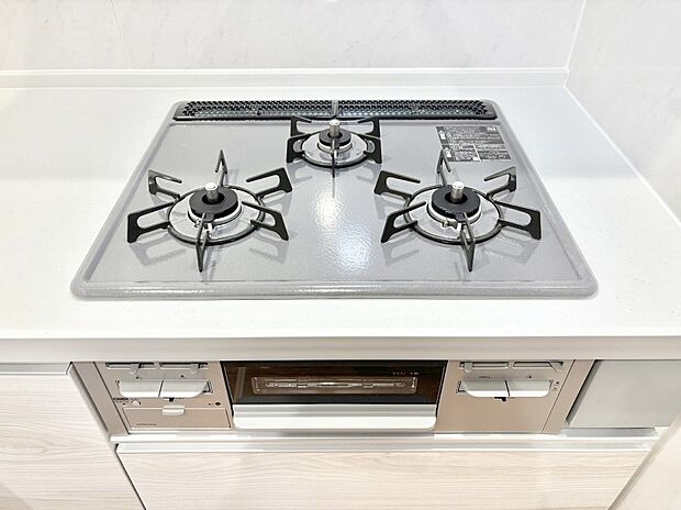 【その他設備(三ツ口コンロ)】三口ガスコンロでお料理が一気にはかどりそう。  